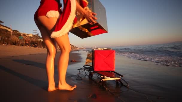 在圣诞老人的服装有魅力的女人 — 图库视频影像