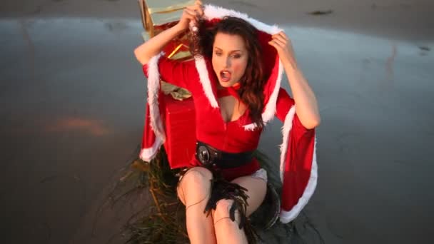 Una donna attraente in costume da Babbo Natale — Video Stock