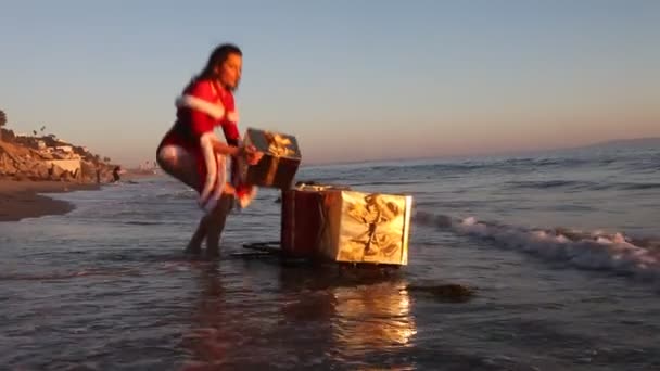 De giften van Kerstmis op een slee op het strand in malibu, los angeles in de Verenigde Staten — Stockvideo