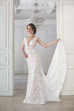 Güzel gelin gelinlik beyaz fotoğraf Studio poz. Ayna. Kanepe. Buket. Kapıyı. Avize.