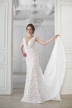 Güzel gelin gelinlik beyaz fotoğraf Studio poz. Ayna. Kanepe. Buket. Kapıyı. Avize.