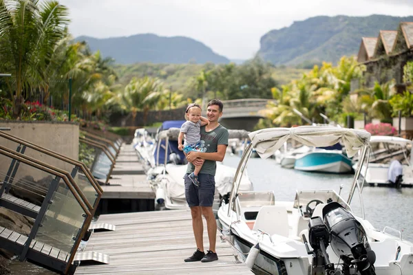 Vader met zoon op de zeepier. Gelukkige vader en zoon lopen, kijken naar boten — Stockfoto