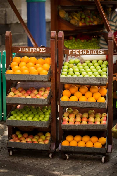 Veel fruit in het marktvenster. — Stockfoto