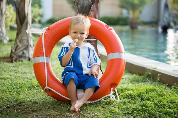 Junge Kind spielt mit Rettungsring. Babypflege und Kindheitskonzept — Stockfoto