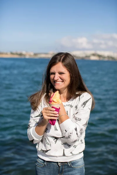 美しい若い女の子おいしいアイスクリームを食べる. — ストック写真