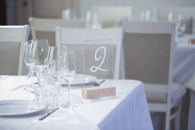 zarif yemek odası için ayarlanan tablo.