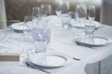 zarif yemek odası için ayarlanan tablo.