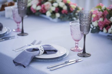 Bir etkinlik ya da düğün resepsiyonu için masa hazır..