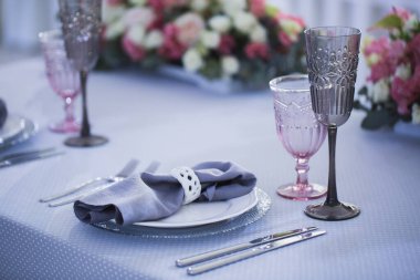 Bir etkinlik ya da düğün resepsiyonu için masa hazır..