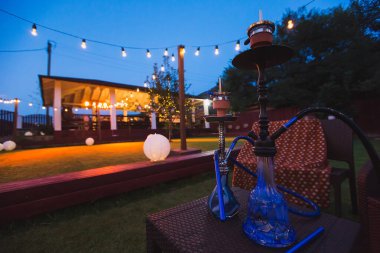 Sokakta nargile. Arkadaşlarınla iyi vakit geçir.