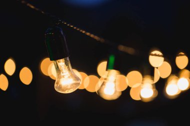 Açık hava partisinde ampul dekoru. Akşam nikahı..