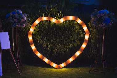 Bir düğünde el yapımı kalp ampullerle aydınlatılır.