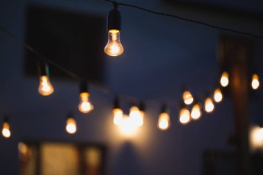 Arka bahçedeki bir hatta asılı duran tel lambalar..