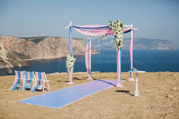 Bröllop båge rosa färg på bakgrunden av havet — Stockfoto