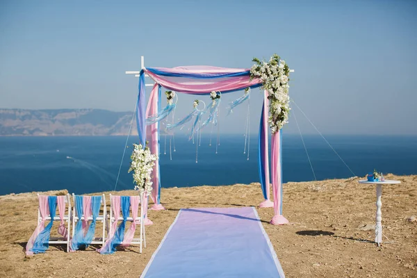 Bröllop båge rosa färg på bakgrunden av havet — Stockfoto