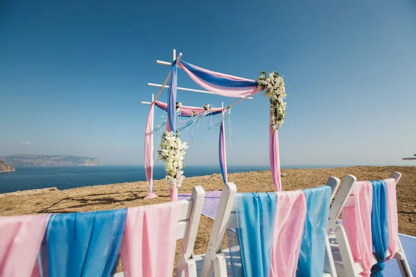 Bröllop båge rosa färg på bakgrunden av havet — Stockfoto