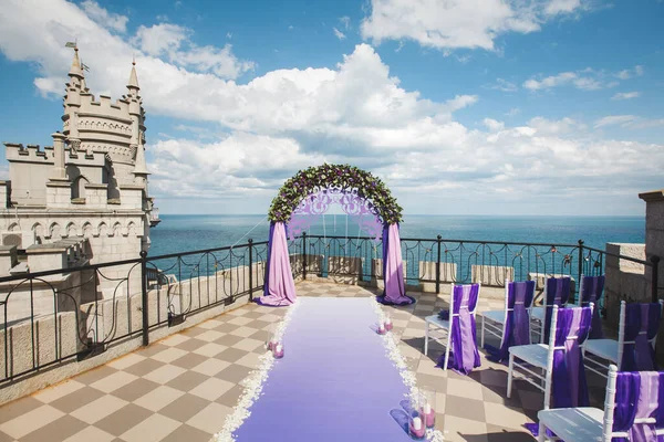 Bröllop båge av lila färg på bakgrunden av havet — Stockfoto