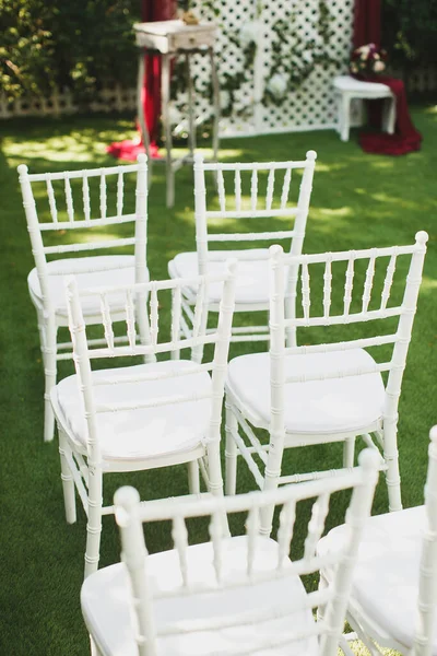 Bellissime sedie bianche per matrimoni alla cerimonia nel parco — Foto Stock