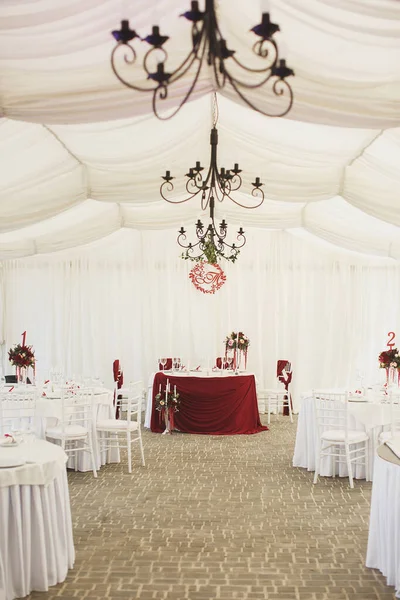 Schöner Bankettsaal unter einem Zelt für einen Hochzeitsempfang — Stockfoto