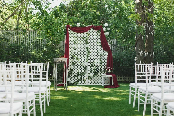 美丽的婚礼在公园的草地上举行. — 图库照片