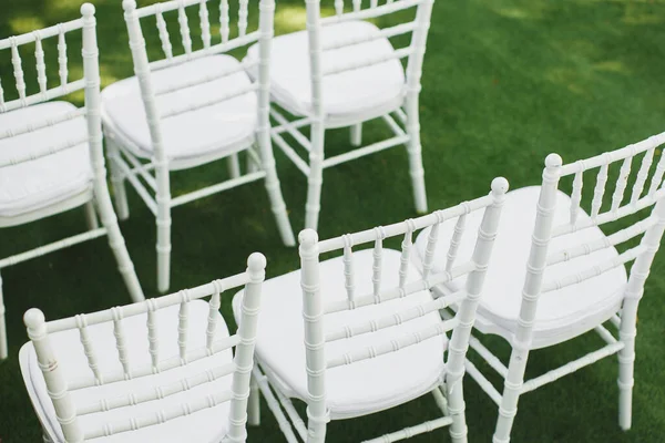 Vackra vita bröllopsstolar vid ceremonin i parken — Stockfoto