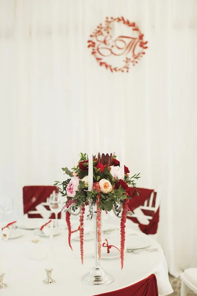 Belo salão de banquetes abaixo de uma tenda de uma recepção de casamento — Fotografia de Stock