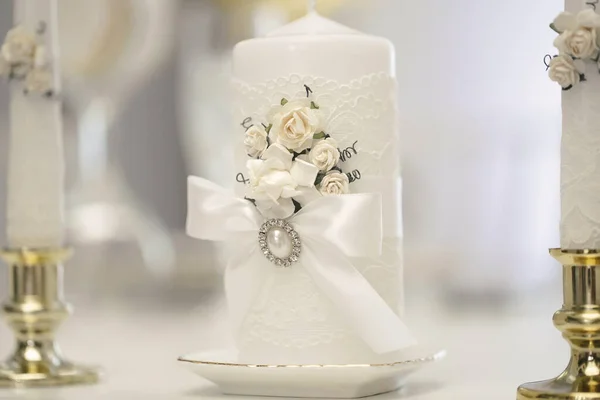 Διακόσμηση γάμου σε λευκό στυλ με κρύσταλλα, δαντέλα και λουλούδια. Κεριά γάμου για την οικογενειακή εστία. — Φωτογραφία Αρχείου