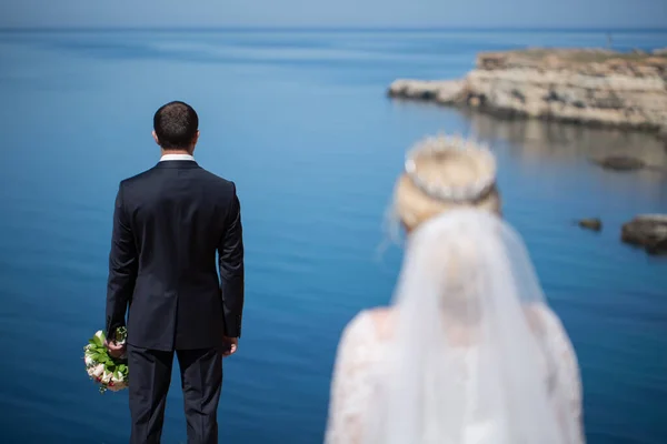 Gelin ve damadın bir uçurumda buluşması. — Stok fotoğraf