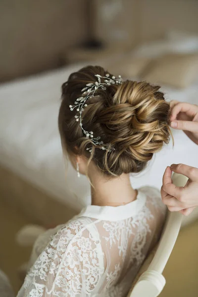 那位造型师在旅馆房间里给新娘做头发. — 图库照片