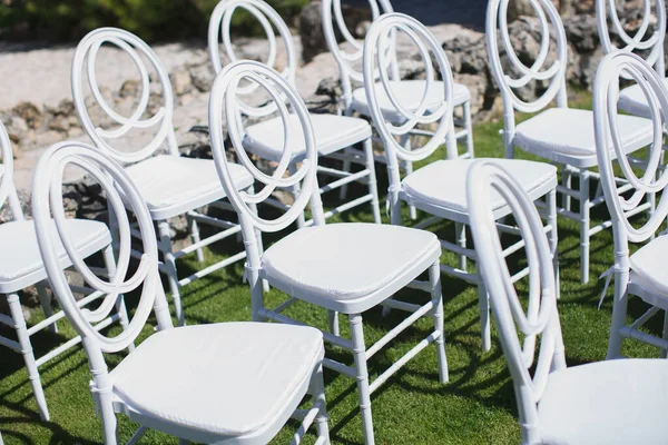 Chaises blanches pour les invités à la cérémonie de mariage. — Photo