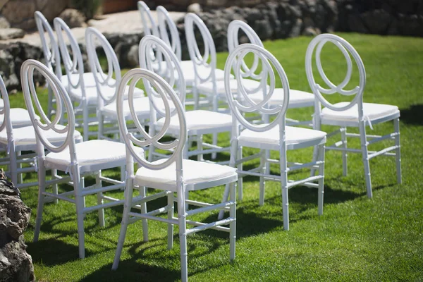 Chaises blanches pour les invités à la cérémonie de mariage — Photo
