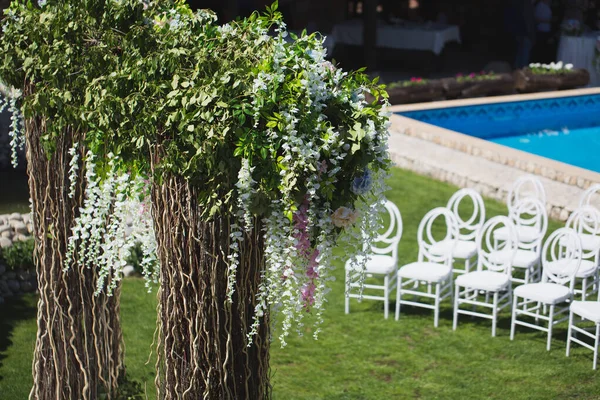 Decorarea ceremoniei de nuntă în aer liber la hotel. — Fotografie, imagine de stoc