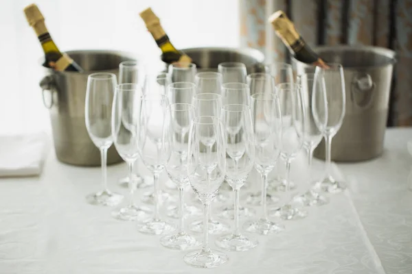 Botella de champán con copas. Tema de la celebración con champán bodegón . —  Fotos de Stock