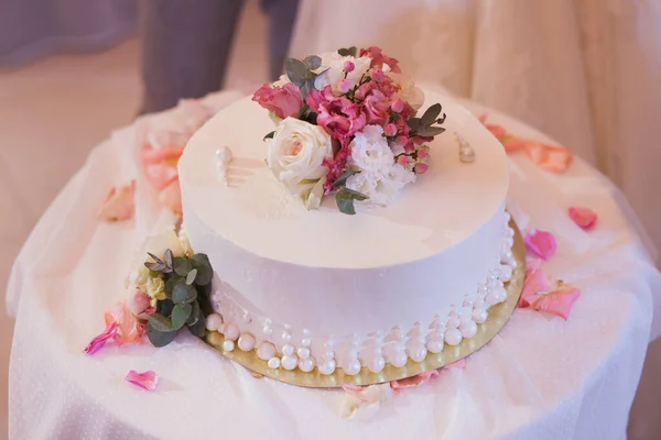 Hermosa torta de boda decorada con flores frescas . — Foto de Stock