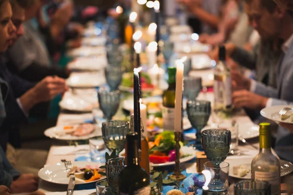 Die Gäste essen am Hochzeitstisch. Tischauflösung. — Stockfoto