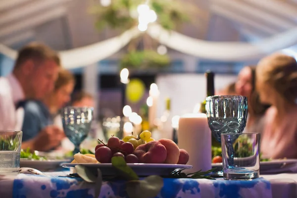 結婚式のテーブルで食事をします。テーブルクローズアップ. — ストック写真