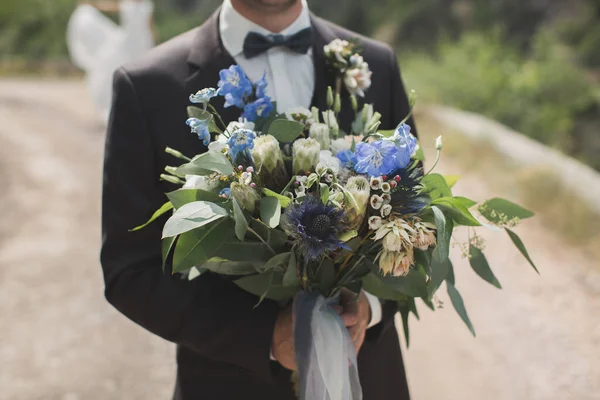 Ο γαμπρός συναντά τη νύφη με ένα μπουκέτο λουλούδια — Φωτογραφία Αρχείου