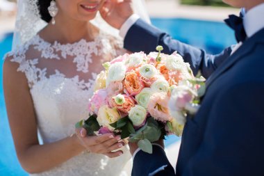 Gelin ve damat ilk toplantısı düğün gününde. Düğün töreni önce duygular yeni evliler. Gelin ve damat, sarılma ve öpüşme bakıyoruz