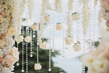 Mavi arkaplanda çiçekli ve boncuklu düğün kemeri.