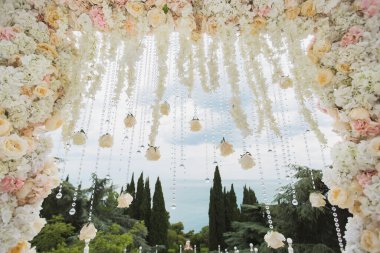 Mavi arkaplanda çiçekli ve boncuklu düğün kemeri.