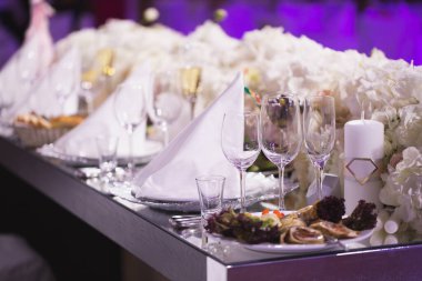 Lüks bir otelde büyük bir restoran ve balo salonu. İç tasarım klasik tarzda yürütülür.