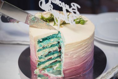 Çiçekli güzel bir düğün pastasının mavi kesimi