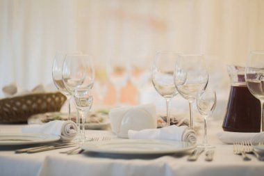 Restoranda güzel şarap ve şampanya kadehleri var.