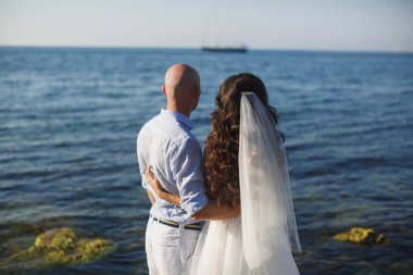 Mutlu gelin ve damat düğün kucaklaşmalarında.