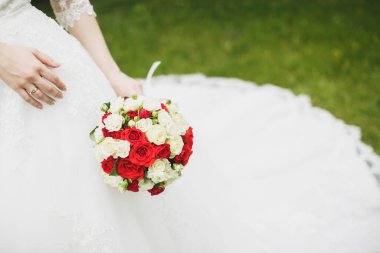 Güzel düğün buketi Gelinin ellerinde.