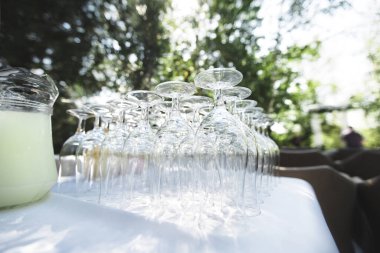 Sıraya dizilmiş boş şarap kadehleri. Tatil için hazırlık.