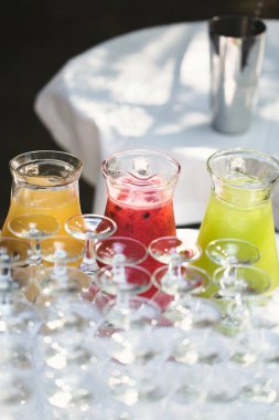 Sıraya dizilmiş boş şarap kadehleri. Tatil için hazırlık.