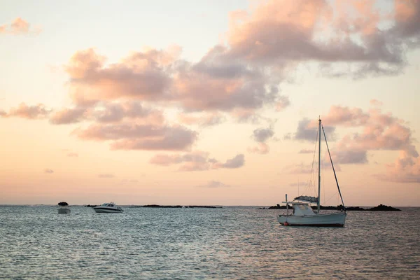 Dużo łodzi o zachodzie słońca. Wyspa Mauritius. — Zdjęcie stockowe