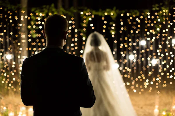 Düğün töreni gecesi. Yeni evlilerin buluşması, gelin ve damat kozalaklı çam ormanlarında mumlar ve ampuller — Stok fotoğraf