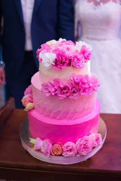 Розовый свадебный торт со свежими цветами. Омбре — стоковое фото